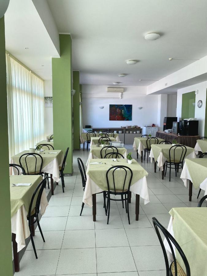 Hotel Flying 페자로 외부 사진