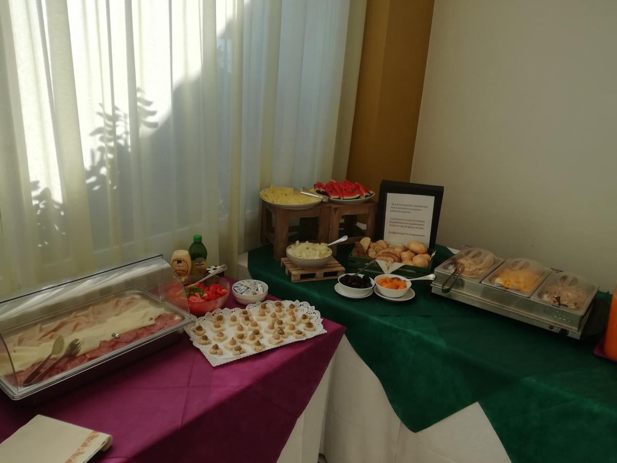 Hotel Flying 페자로 외부 사진